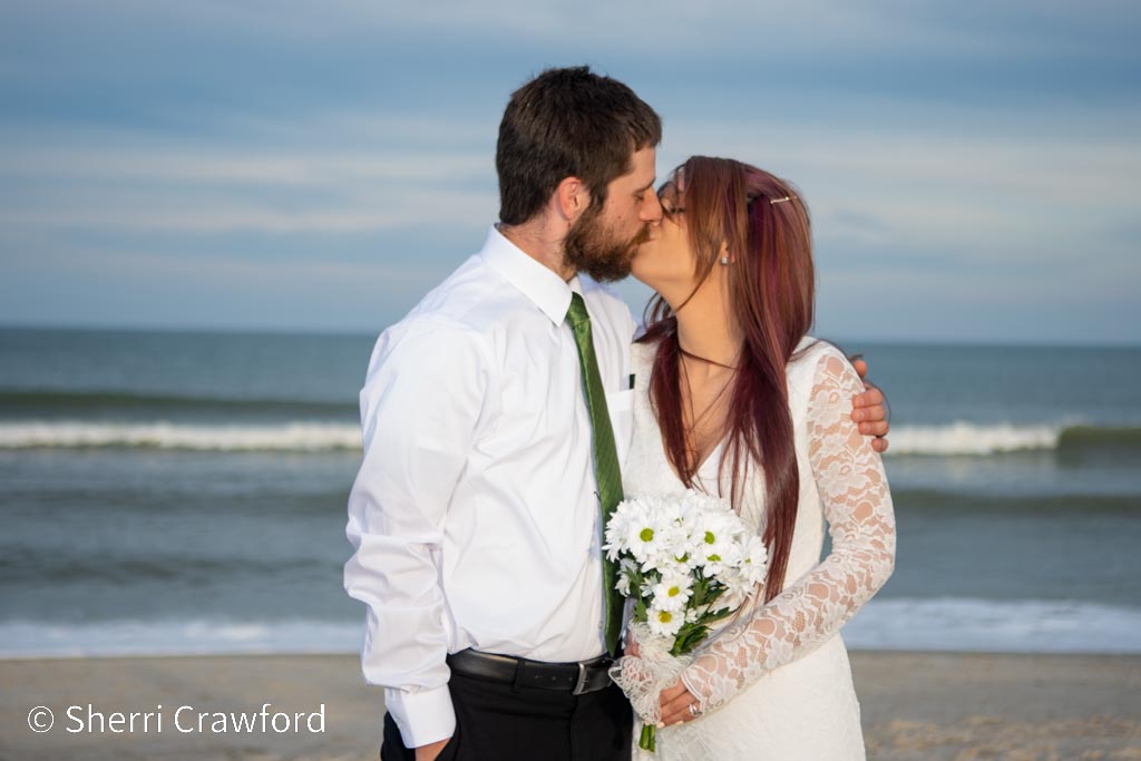 Carolina Beach elopement couple kissing